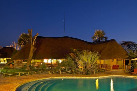 Nata Lodge Zwembad Avond